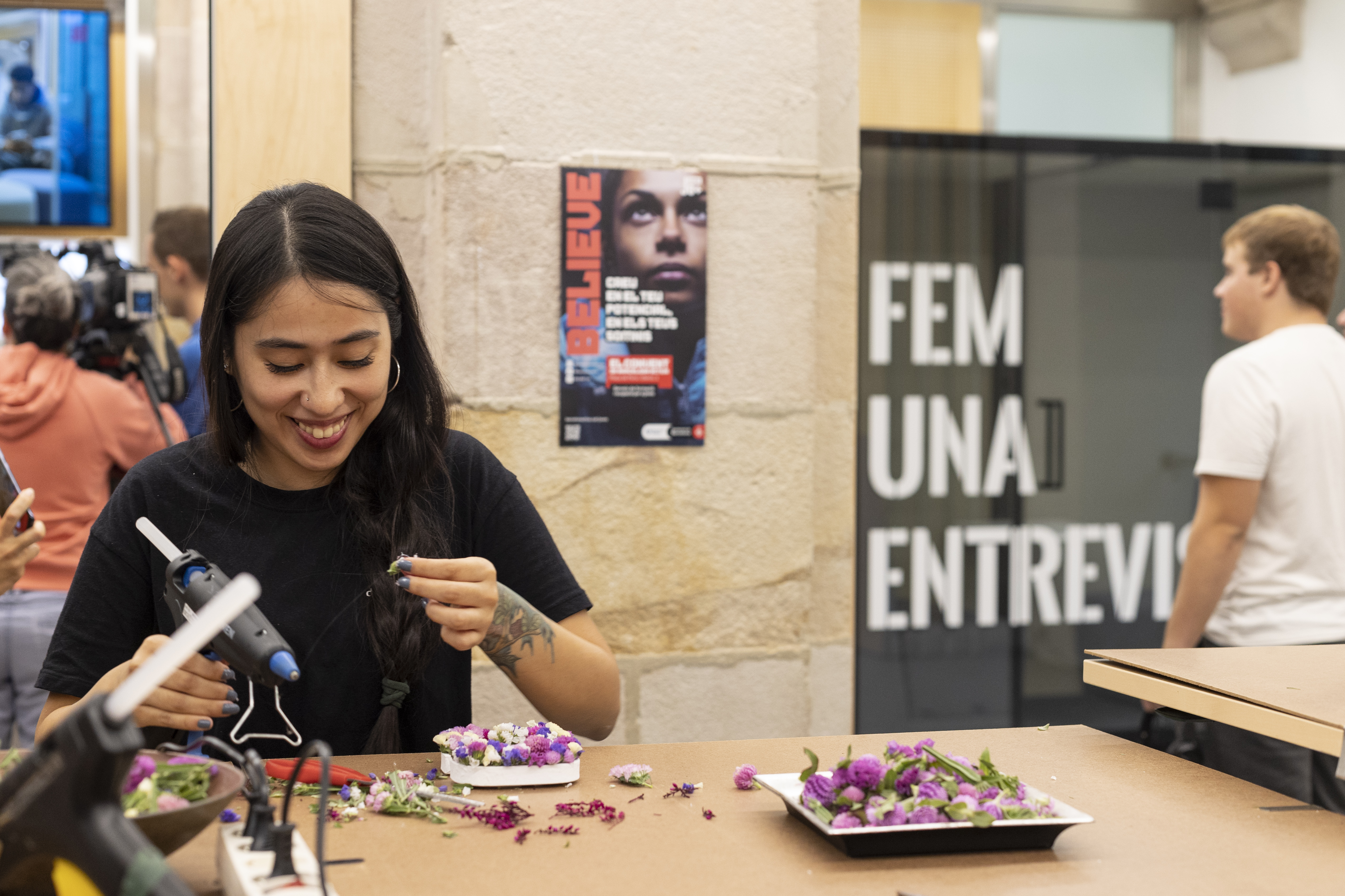 Una de les activitats durant la inauguració va ser el taller floral.